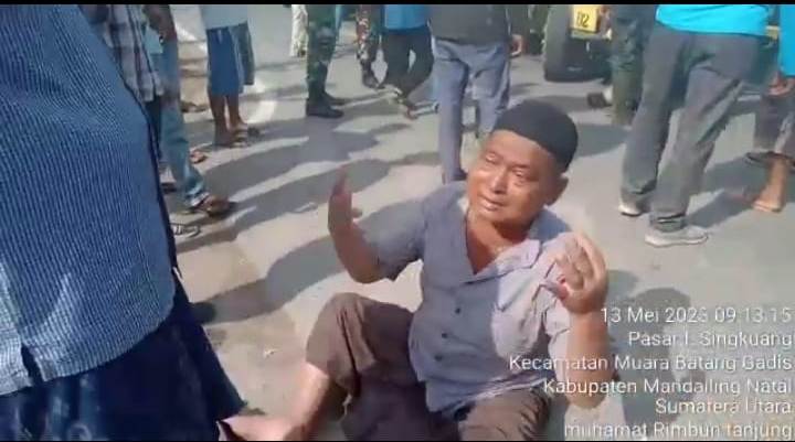 berita/ist Salah seorang massa Singkuang 1, Ardiansyah (Inca) Daulay, 57, duduk di tanah sambil berdoa untuk kemaslahatan.