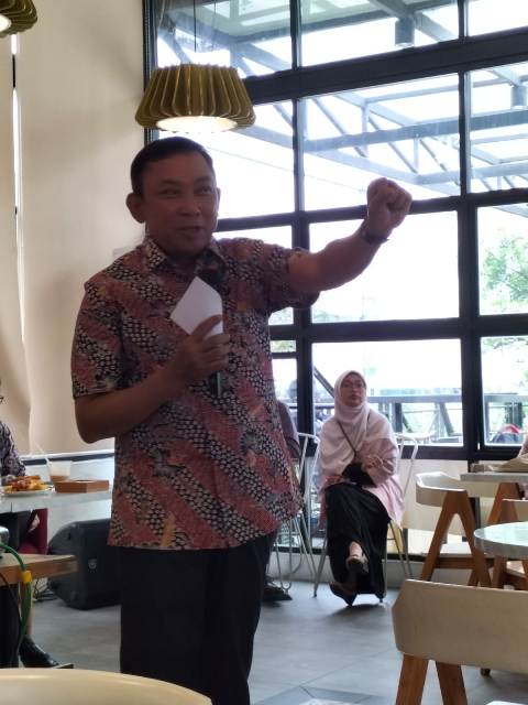 Berita Sore/Laswie Wakid Kepala OJK KR 5 Sumbagut Bambang Mukti Riyadi memberikan keterangan kepada wartawan di Medan Senin (15/5/2023).