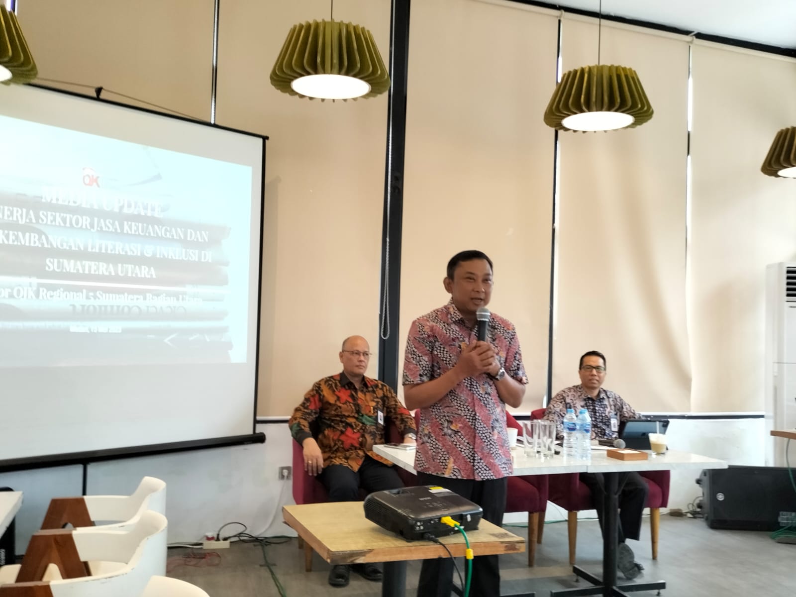 Berita Sore/laswie wakid Kepala OJK KR 5 Sumbagut Bambang Mukti Riyadi memberikan keterangan kepada wartawan di Medan Senin (15/5/2023).