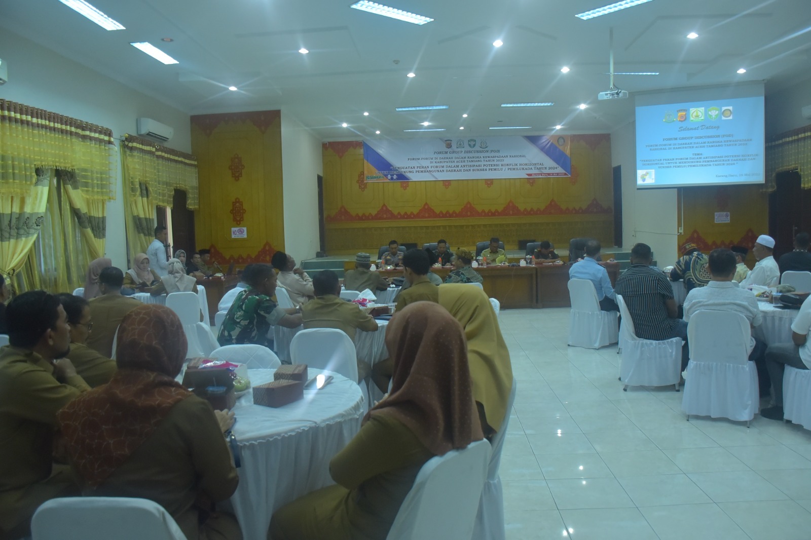 Teks Foto : Badan Kesatuan Bangsa dan Politik Aceh Tamiang saat menggelar acara Forum Group Discussion (FGD) dalam rangka kewaspadaan nasional di Kabupaten Aceh Tamiang Tahun 2023 bertempat di aula Setdakab, Selasa (16/5).