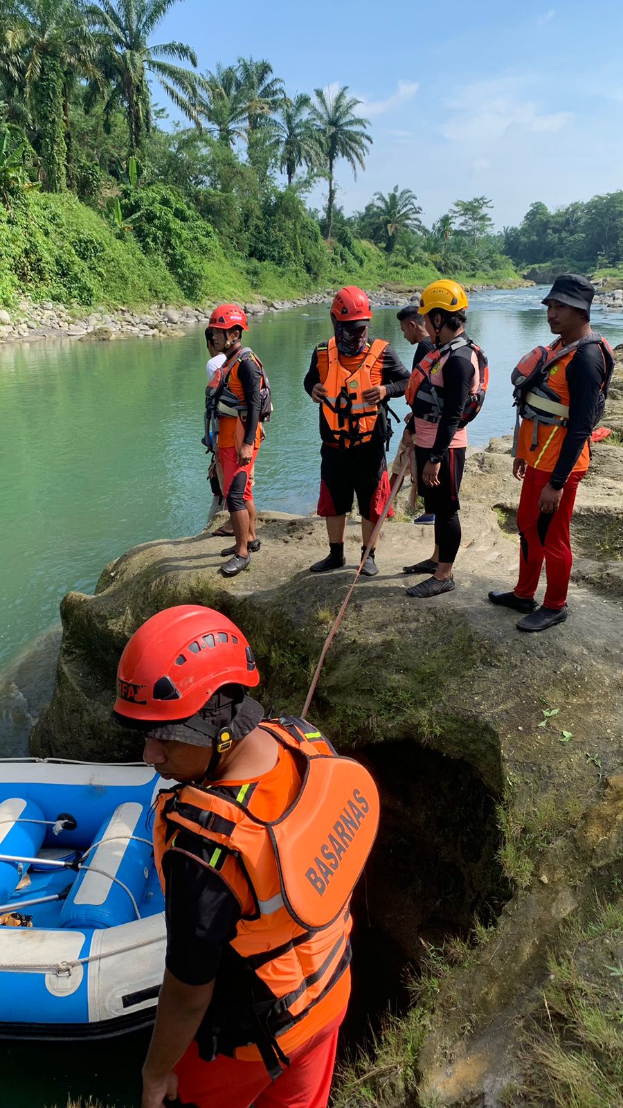 Teks Foto/Beritasore/ist  Tim gabungan saat melakukan pencarian korban hilang tenggelam di Sungai Namu Sira Sira Sei Bingei,  Selasa (16/5)