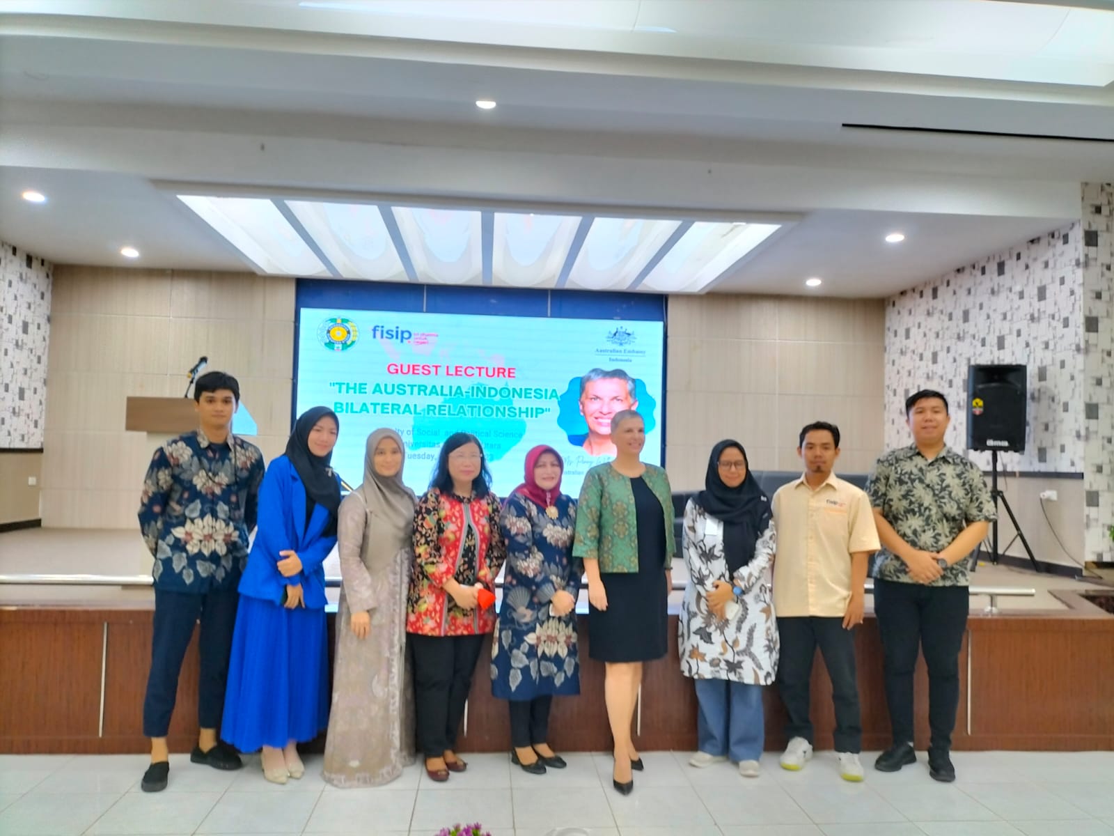 Berita Sore/laswie wakid Dubes Australia untuk Indonesia Penny Williams (empat kanan) foto bersama usai kuliah umum di Fisip USU Selasa (16/5/2023).