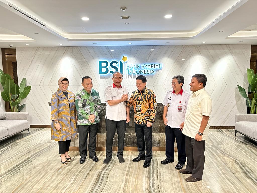 Berita Sore/ist Dari kiri ke kanan: Direktur Compliance & Human Capital BSI Tribuana Tunggadewi, Komisaris BSI Suyanto, Kepala BSSN Letjen TNI Purn. Hinsa Siburian, Dirut BSI Hery Gunardi, Deputi Bidang Keamanan Siber dan Sandi Perekonomian Slamet Aji Pamungkas dan Wakil Direktur Utama BSI Bob Tyasika Ananta setelah rapat koordinasi dalam rangka penguatan sinergi terkait langkah-langkah penanganan dugaan serangan siber di Jakarta Selasa (16/5/2023).