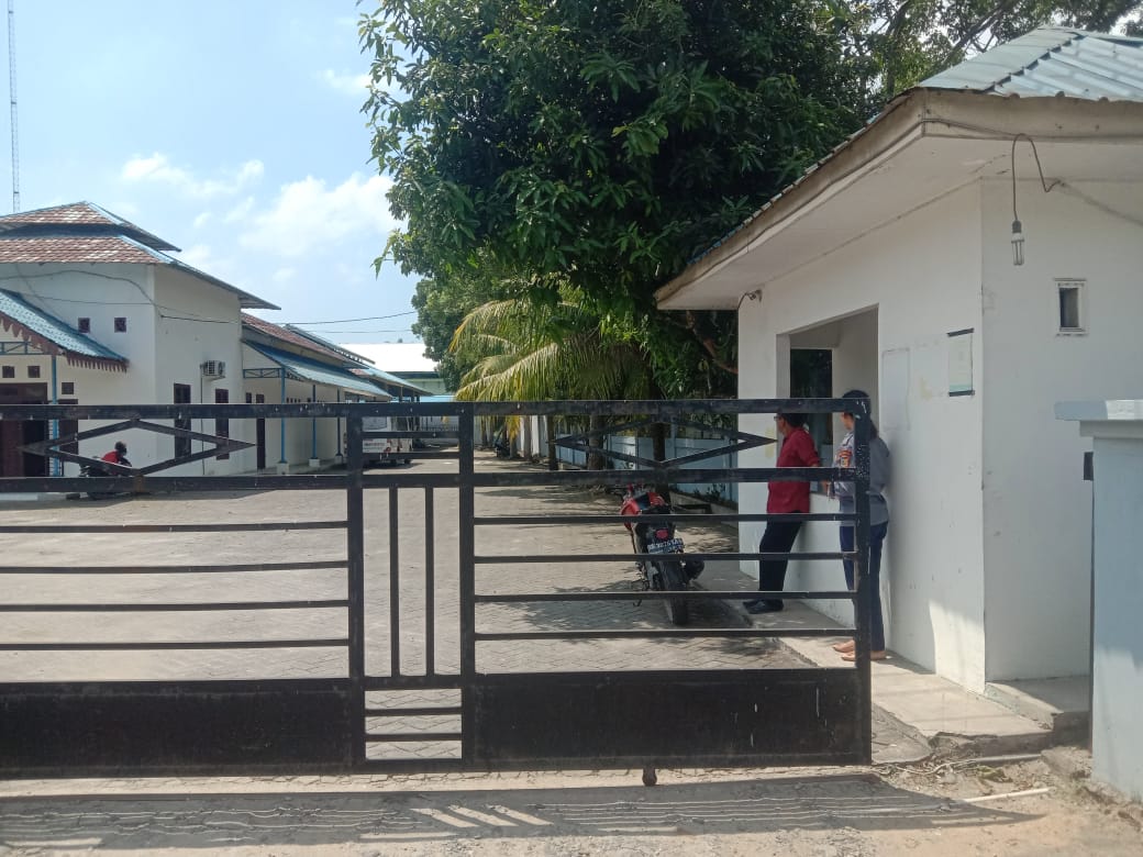 Teks fhoto pintu pagar Dinas Perhubungan Kabupaten Batu Bara ditutup jam kerja Kamis (17/5-2023).beritasore/alirsyah