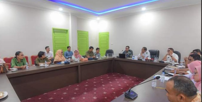 Berita Sore/Birong RT Teks poto: Walikota P.Sidempuan, Irsan Efendi Nst saat menerima audiensi Sales Brench Manager Rayon III ( Pertamina) Sibolga diruang rapatnya, Rabu (17/05).