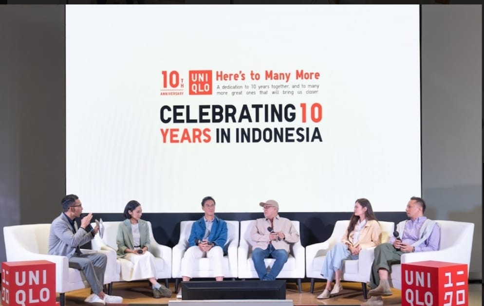 Berita Sore/laswie wakid Dari kiri ke kanan: Artis Indra Herlambang, Lisqia Lalantika, Marketing Manager UNIQLO Indonesia, Daniel Mananta, Iwan Fals, Sabai Dieter dan Ringgo Agus Rahman pada peringatan 10 tahun UNIQLO jumpa wartawan secara online dan offline di Jakarta Rabu (17/5/2024/3).