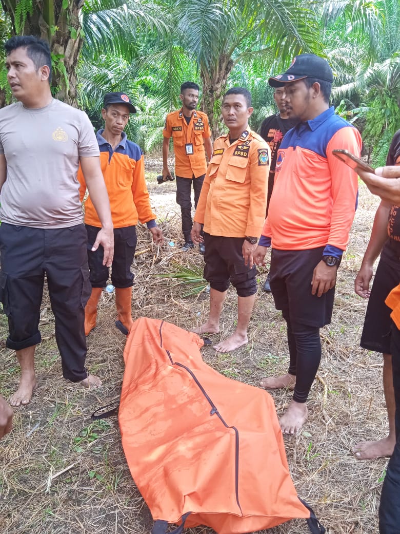 Teks Foto/Beritasore/ist  Korban telah ditemukan dalam kondisi meninggal dunia dan dievakuasi oleh tim gabungan,  Rabu(17/5)