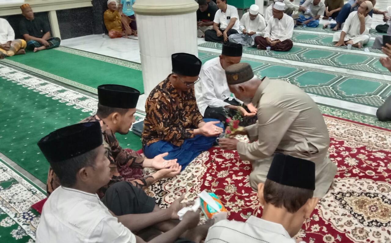 Calhaj warga Gampong Tanjung Selamat, Kecamatan Darussalam, Aceh Besar di peusijuek oleh imam masjid Babul Maghfirah dan Keuchik setempat, Rabu (17/05/23) malam (Foto:T Mansursyah)