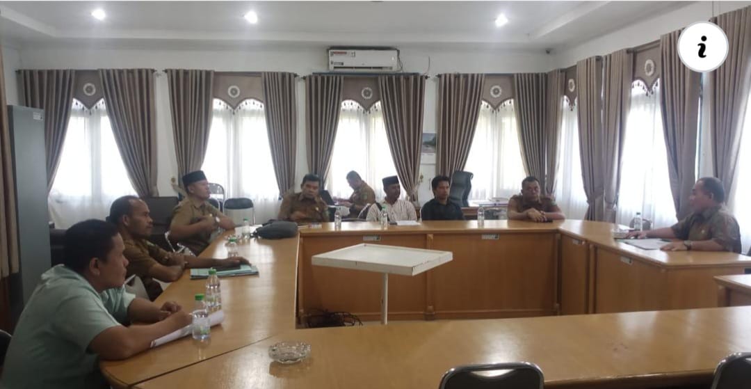 Teks foto Waspada/Ist Masyarakat Natal mengadu kepada Bupati Madina HM Jafar Sukhari Nasution kemudian didelegasikan ke Sekda persoalan plasma sembilan desa, September 2022.