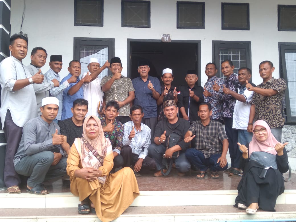 Pengurus DKA Kabupaten Nagan Raya berfose didepan Kantor Desa Jeuram Kecamatan Seunagan Kabupaten Nagan Raya, Kamis (18/5).(Foto:Muji Burrahman)