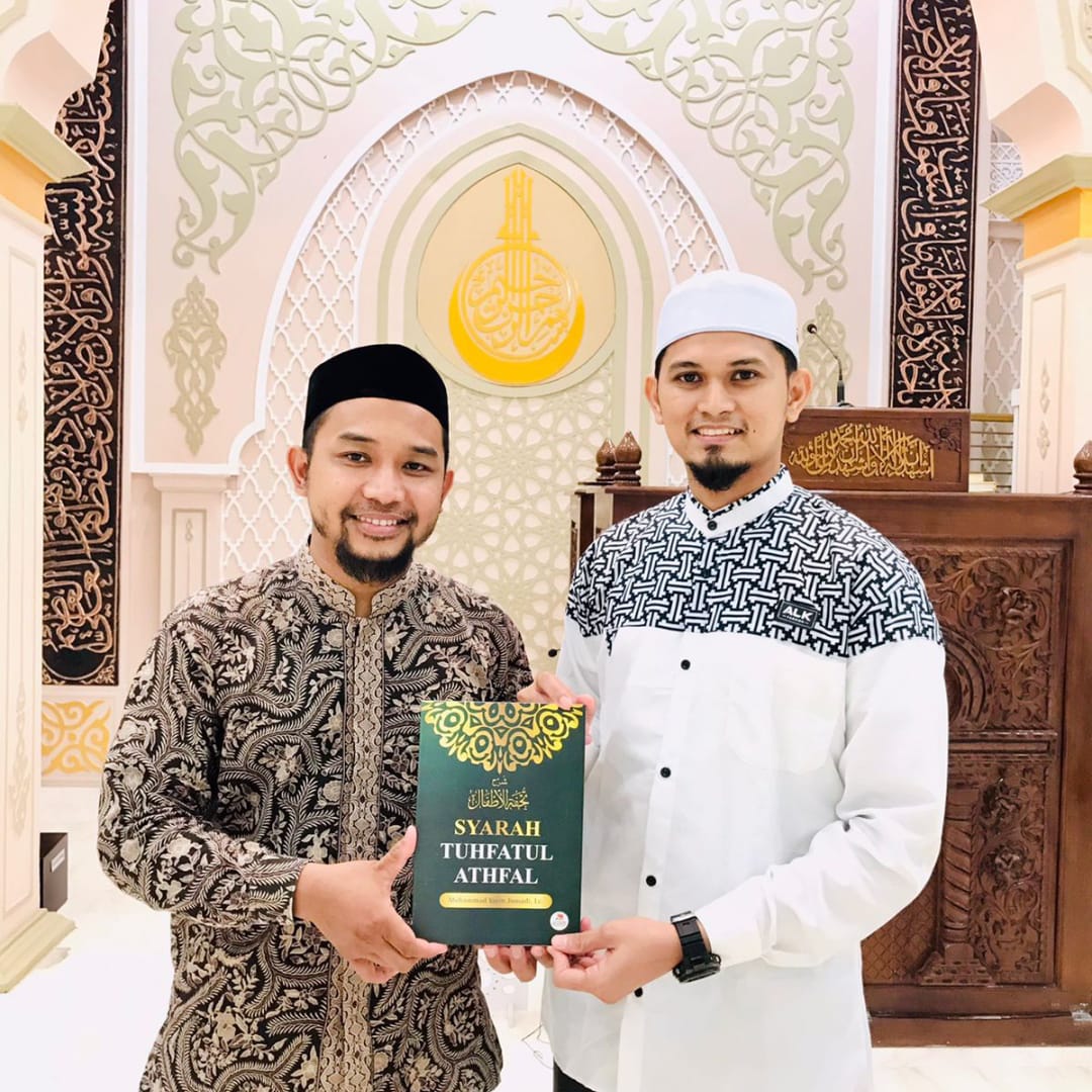 Memperlihatkan dan menyerahkan buku tajwid berjudul Syarah Tuhfatul Athfal secara simbolis, Kamis (18/5).(Ist)