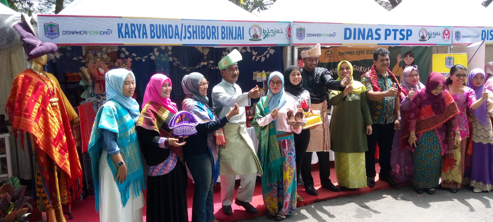  Wali Kota Binjai foto bersama dengan penenun tradisional Uis Karo Karya Bunda pada rangkaian acara HUT Binjai ke 151. (Waspada/Ria Hamdani) #Camat Binjai Barat Oscar Arifandi Ginting membeli Uis Karo dari para pengrajin Karya Bunda. (Foto: Ria Hamdani)
