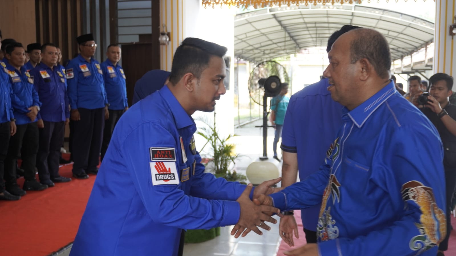 Teks Foto/Beritasore/ist   Plt Bupati Langkat H.Syah Afandin, SH memberikan ucapan selamat kepada Rizky Yunanda Ketua KNPI Kabupaten Langkat Periode 2022-2025, di Serambi Jentera Malay Rumah Dinas Bupati Langkat, Rabu (17/5/2023). 