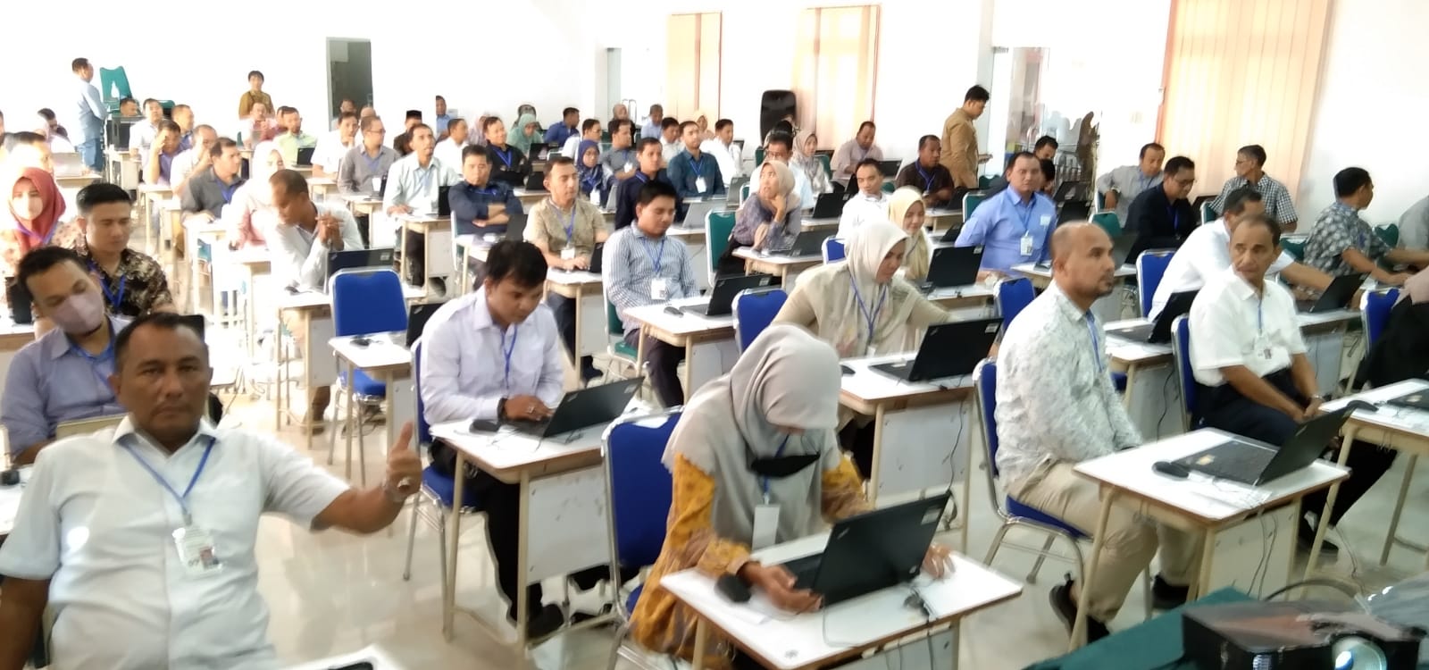 Teks foto: Sebanyak 77 peserta mengikuti Computer Assisted Tes (CAT) untuk Seleksi Komisioner KIP Banda Aceh, berlangsung di Unmuha Banda Aceh, Kamis (18/05/23). (Foto: T.Mansursyah)