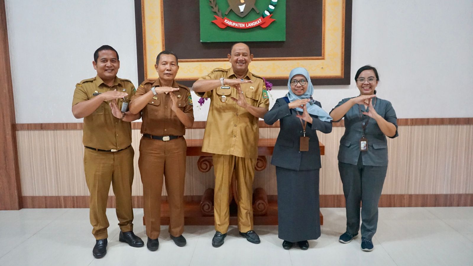Teks Foto/Beritasore/ist  Plt Bupati Langkat H Syah Afandin SH menerima audiensi Kepala Badan Pusat Statistik (BPS)  Kabupaten Langkat Ir.Tuti Hidayati M.Si, bertempat rumah Dinas Bupati Langkat, Senin (15/5).
