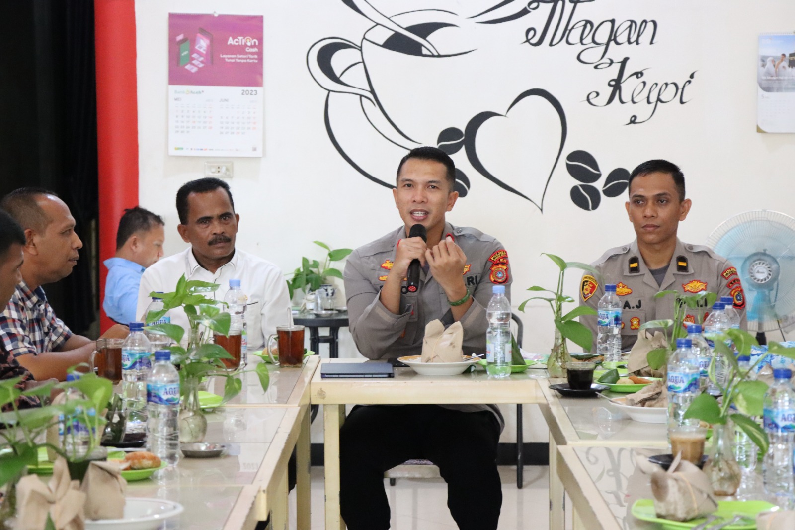 Kapolres Nagan Raya AKBP Setiyawan Eko Prasetiya bersama Kadis Pendidikan Nagan Raya, dalam Jum'at Curhat di salah satu Warung Jeuram, Jum'at (19/5).(Foto: Muji Burrahman)