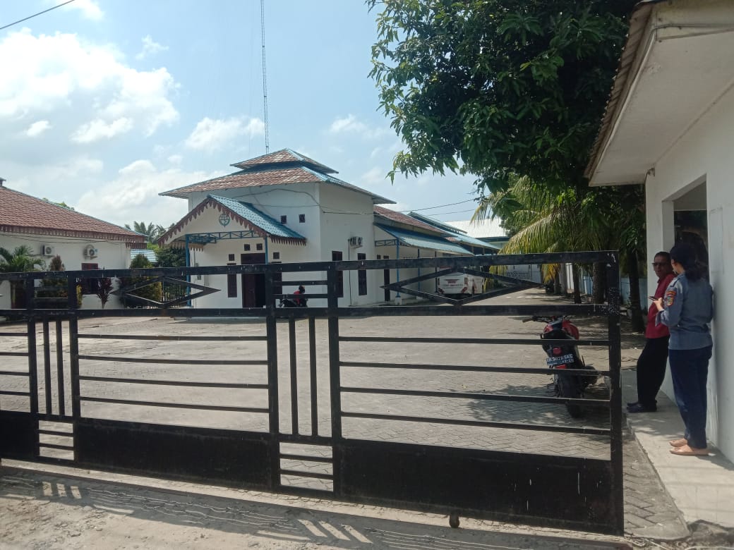 Teks fhoto pintu pagar Dinas Perhubungan Kabupaten Batu Bara ditutup jam kerja Rabu (17/5-2023).beritasore/alirsyah