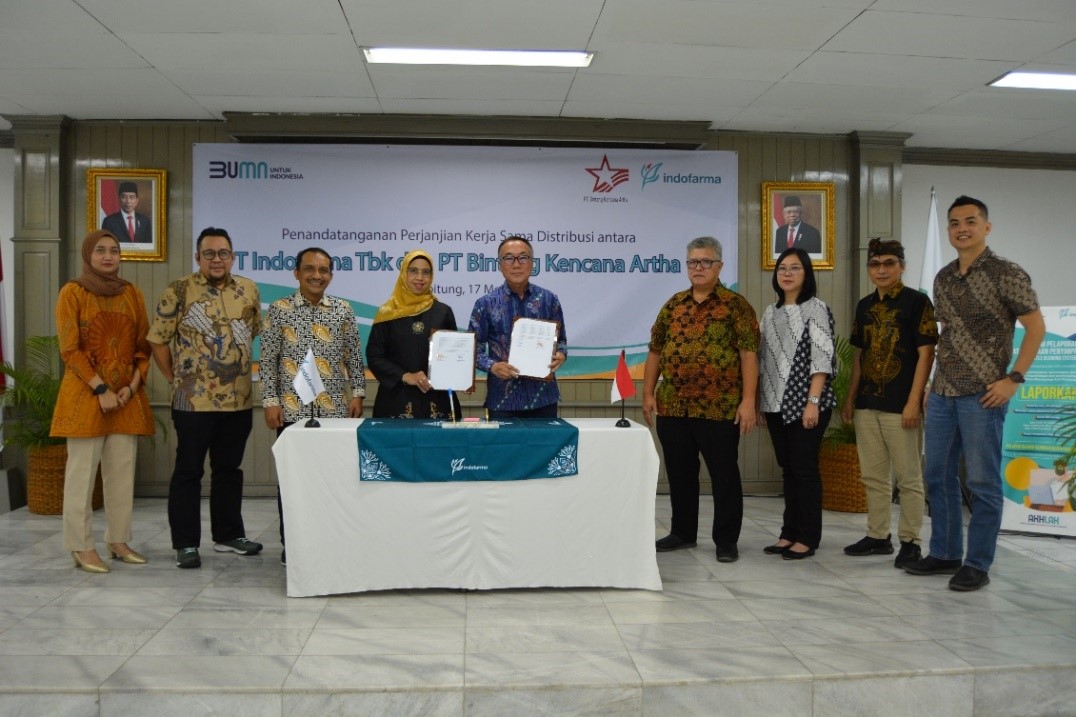 Berita Sore/ist Direktur Sales & Marketing Indofarma, Kamelia Faisal (empat kiri) dan Direktur BKA, Fongky Mustank Sukimto (lima kanan) menandatangani kerjasama disaksikan Direktur Utama Indofarma, Agus Heru Darjono di kantor Indofarma Bekasi Rabu (17/5/2023).