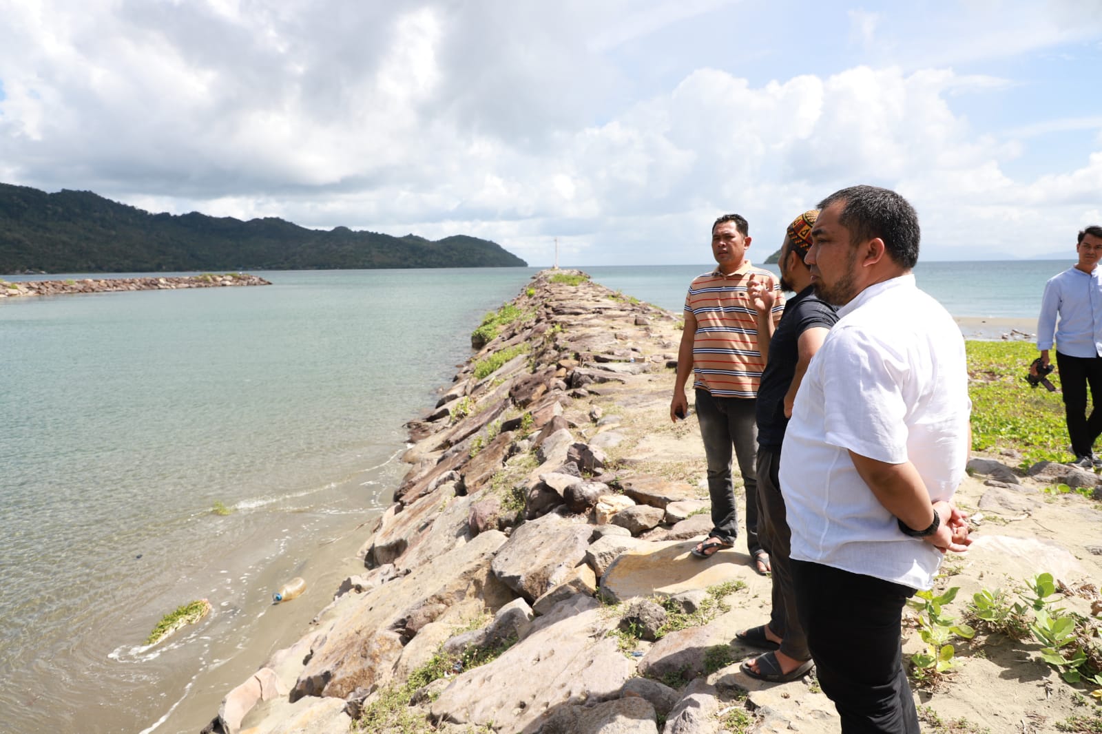 Pj Bupati Aceh Besar, Muhammad Iswanto, SSTP, MM, bersama Ketua DPRK Aceh Besar Iskandar Ali, SPd, M.Si, dan anggota DPRK Dr Yusran Yunus, SPdI MA, meninjau TPI didampingi panglima Laot serta para nelayan di TPI Lam Teungoh, Kecamatan Peukan Bada, Jum'at (19/5). (Foto:Zafrullah)
