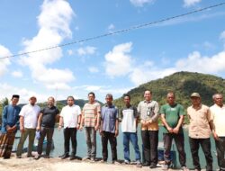 Pj Bupati Aceh Besar, Muhammad Iswanto, SSTP, MM, bersama Ketua DPRK Aceh Besar Iskandar Ali, SPd, M.Si, dan Anggota DPRK Dr Yusran Yunus, SPdI MA,melakukan silaturahmi dengan Panglima Laot serta para nelayan di TPI Lam Teungoh, Kecamatan Peukan Bada, Jum'at (19/5). (Foto: Zafrullah)