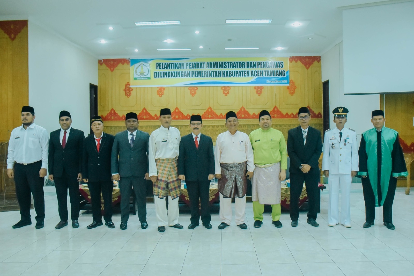Hadir dalam pelantikan tersebut, Sekretaris Daerah, Asisten Administrasi Umum, Kepala BKPSDM, Kepala DPMPPKB, seluruh tamu undangan lainnya. Teks Foto : Pj. Bupati Aceh Tamiang, Dr. Drs. Meurah Budiman, SH, MH melakukan sesi foto bersama usai melakukan Pelantikan administrator dan Pengawas.