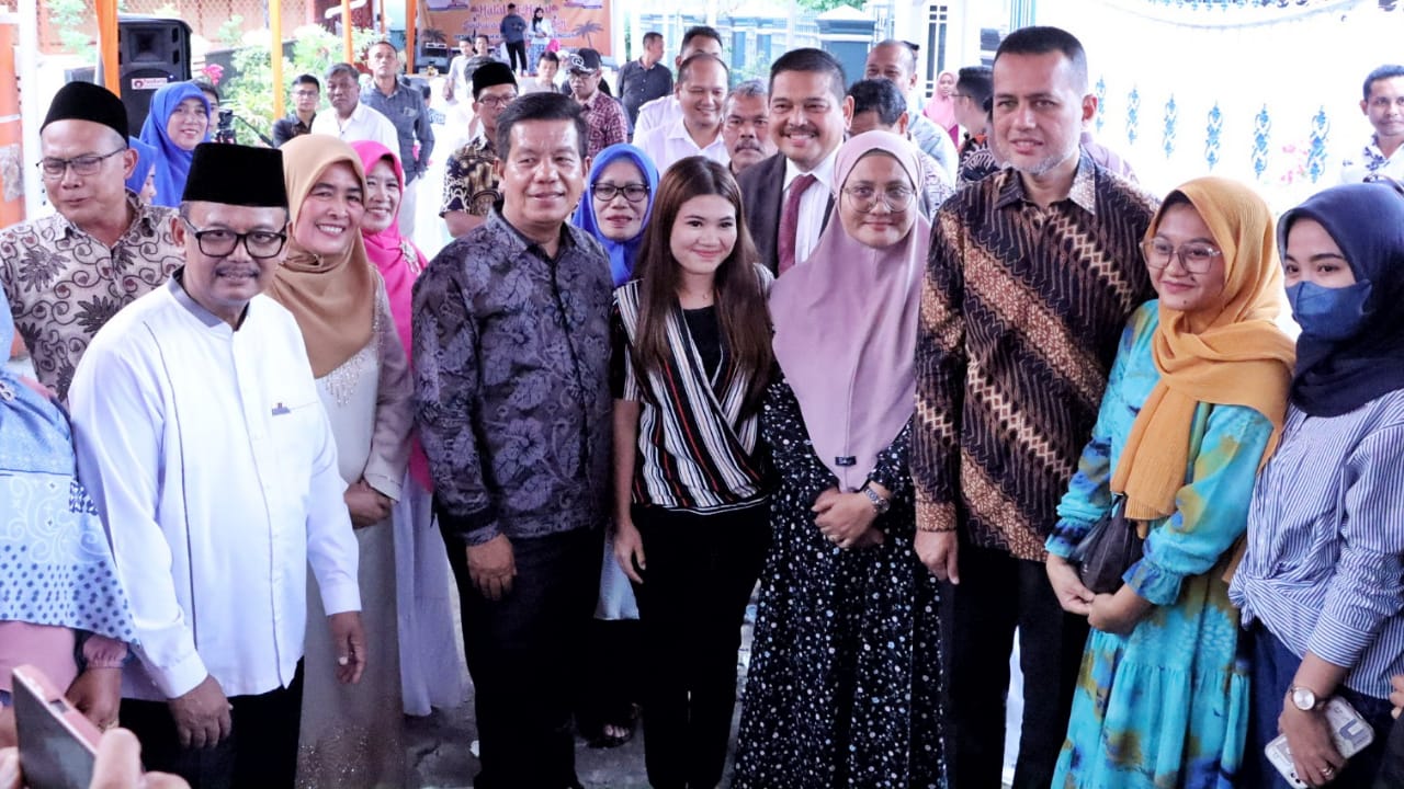 Ket.gbr: Wagubsu H.Musa Rajekshah bersama Bupati Simalungun Radiapoh H Sinaga, Wabup H.Zonny Waldi dan lainnya foto bersama saat menghadiri kegiatan halal bi halal Pemkab Simalungun, Jumat (19/5).(ist).