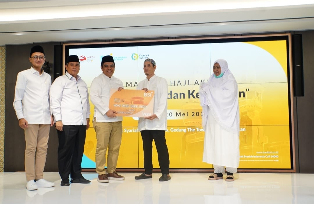 Berita Sore/ist Direktur Sales & Distribution BSI Anton Sukarna (tengah) menyerahkan Kartu Debit Haji Indonesia kepada salah satu calon jemaah Haji Indonesia dari KBIH Al-Hasanah yang didampingi Direktur Pengelolaan Dana Haji dan Sistem Informasi Haji Terpadu (Dirjen PHU) Kemenag Jaja Jaelani (dua kiri) dan SVP Islamic Ecosystem BSI M. Syukron Habiby (paling kiri) di tengah acara Manasik Akbar yang digelar di The Tower, Jakarta Sabtu (20/5/2023).