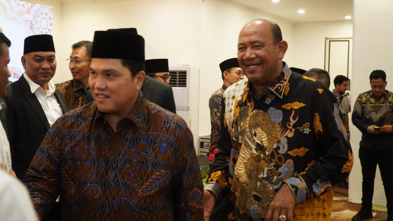 Teks Foto/Beritasore/ist  Plt. Bupati Langkat H.Syah Afandin, SH bersama Erick Thohir menghadiri acara pelantikan pengurus Masyarakat Ekonomi Syariah (MES) Wilayah Sumatera Utara periode 1444 - 1447 H, bertempat di Ballroom Lt. 2 Focal Point Mall Medan, Rabu(17/5).