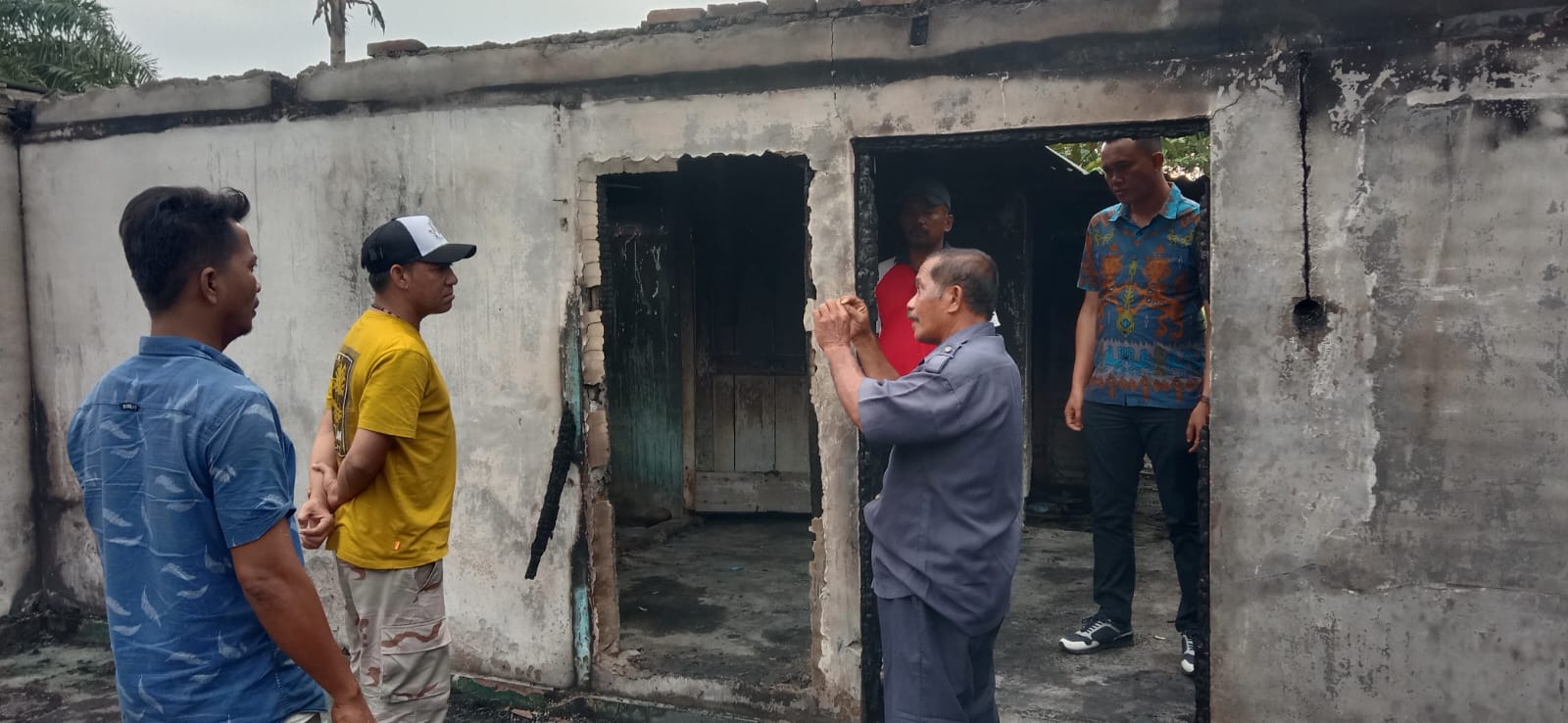 Teks fhoto: Rumah Santon Tolopan Sitanggang ludes terbakar.Kapolres Batu Bara AKBP Jose DC Fernandes S.Ik memberikan semangat kepada Santo, sekaligus menyerahkan bantuan Minggu (21/5-2023).beritasore/alirsyah