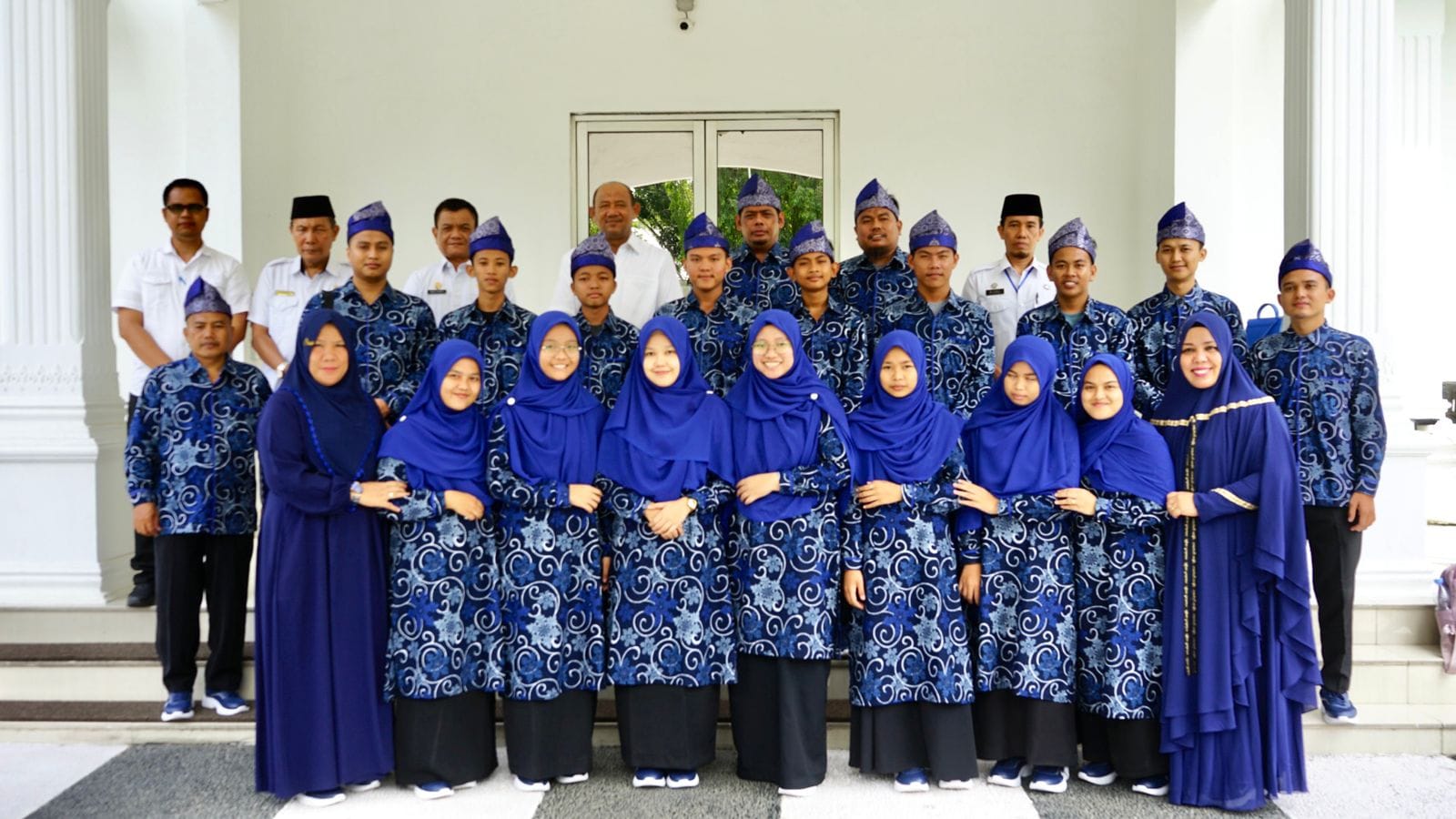 Teks Foto/Beritasore/ist  Plt Bupati Langkat H. Syah Afandin, SH diabadikan bersama Kafilah Kabupaten Langkat mengikuti STQ Tingkat Provinsi Sumatera Utara, di Rumah Dinas Bupati Langkat, Rabu( 17 /5)