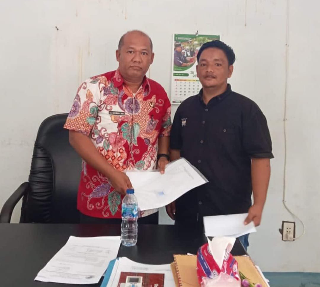 Teks foto beritasore/ist Camat Natal Ali Syahbana Nasution menerima surat permohonan plasma masyarakat yang sebelumnya dikirimkan kepada Bupati Madina HM Jafar Sukhairi Nasu