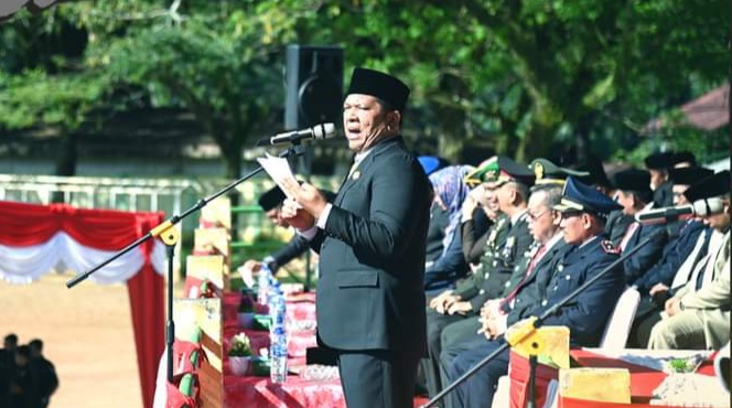 Berita Sore/Birong RT Teks poto: Walikota P. Sidempuan, Irsan Efendi Nasution memimpin upacara Peringatan Hari Kebangkitan Nasional (Harkitnas) ke-115 yang digelar di Stadion HM Nurdin Kota P.Sidempuan, Senin (22 /5).