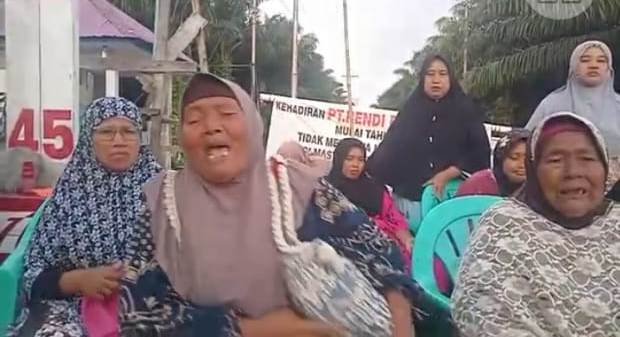 Teks foto Waspada/Ist Nenek-nenek warga Singkuang 1 menangis, meratap dan berurai airmata. Si nenek mohon Presiden, Gubsu dan Bupati Madina agar membantu hak plasma masyarakat segera dikembalikan