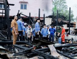 Pj. Bupati Aceh Tamiang Tinjau Dan Serahkan Bantuan Korban Kebakaran