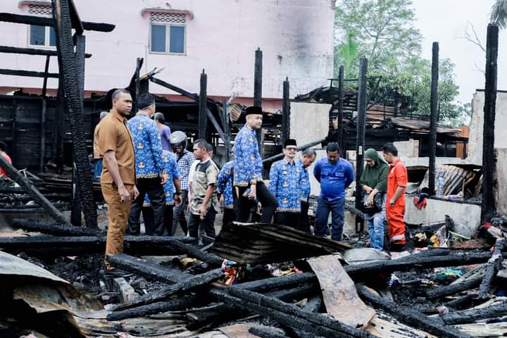 Teks Foto : Pj. Bupati Aceh Tamiang, Dr. Drs. Meurah Budiman, SH, MH, saat meninjau korban kebakaran.