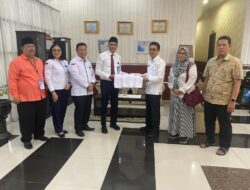 Kabir Bedi Bagikan 8500 Handuk untuk Jamaah Haji Sumut Embarkasi Medan