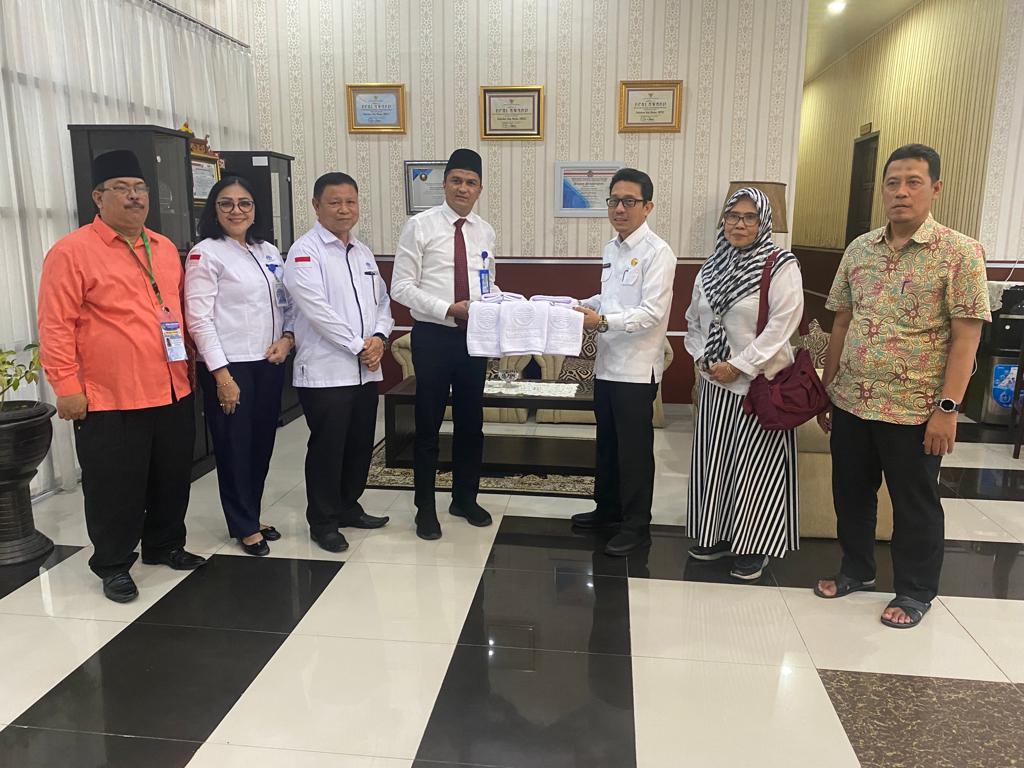 Berita Sore/ist Dirut Perumda Tirtanadi Kabir Bedi (empat kiri) didampingi Kepala Sekretaris Perusahaan Jamal Usman Ritonga (tiga kiri) dan Kabid Publikasi Komunikasi Martha Tobing (dua kiri) menyerahkan handuk untuk jamaah haji Sumut embarkasi Medan kepada Kabid Haji dan Umroh Zulfan Effendi di Asrama Haji Medan Jalan Abdul Haris Nasution Senin (22/4/2023).