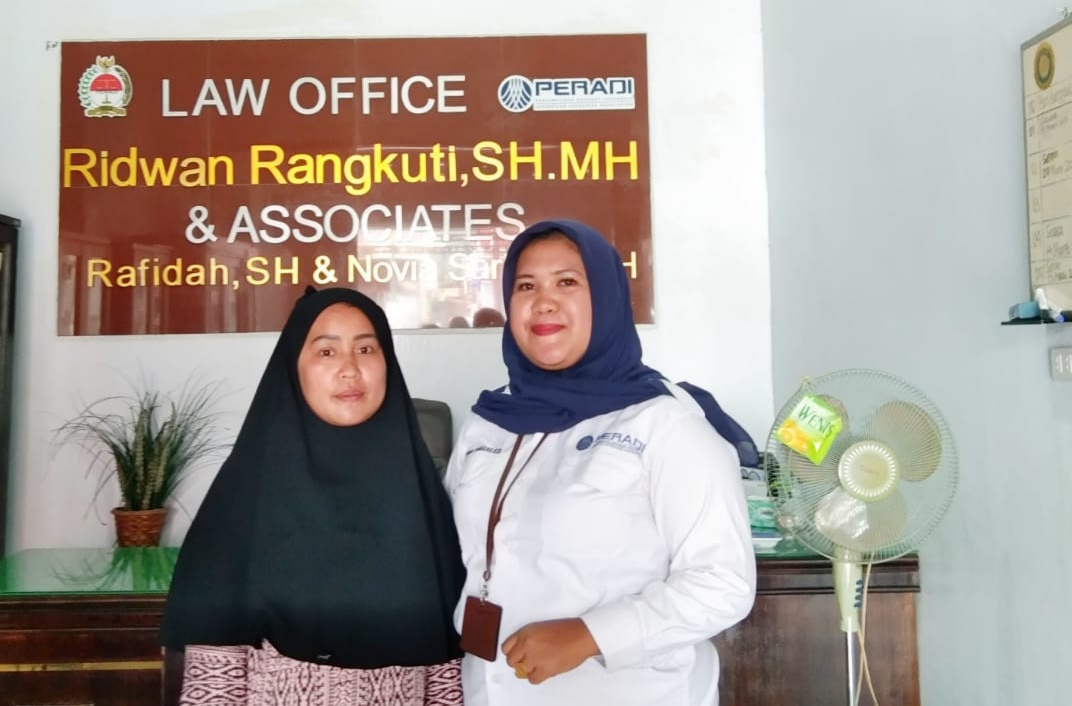 Berita Sore/Birong RT Teks poto: "LW" Nasution (Kiri) korban penganiayaan warga Kel. Batunadua Jae Kec. Padang Sidempuan Batunadua kota Padang Sidempuan, Senin (22/05).