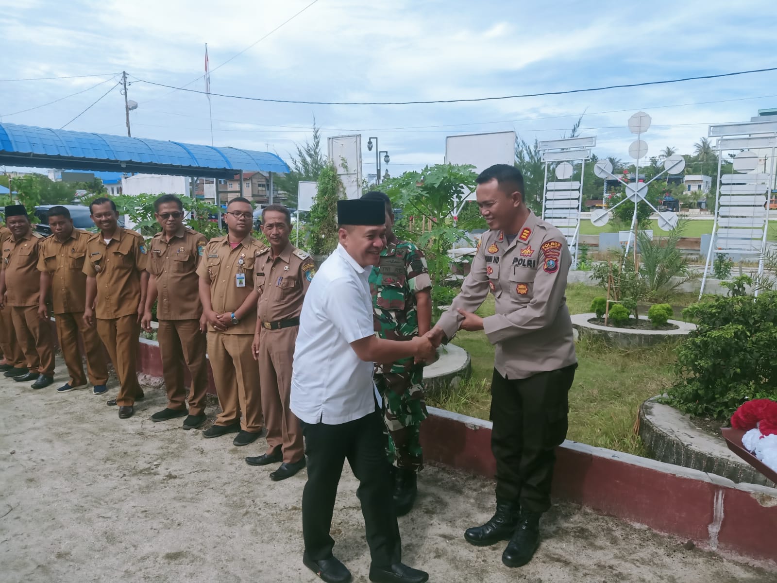 Teks fhoto Polres Batu Bara dihadiri Kapolsek Indrapura AKP Jonni H Damanaik SH,MH hadiri penilaian Kecamatan terbaik tingkat Kabupaten Batu Bara Tahun 2023 di Aula Kantor Camat Air Putih Kabupaten Batu Bara Selasa (23/5-2023).beritasore/alirsyah
