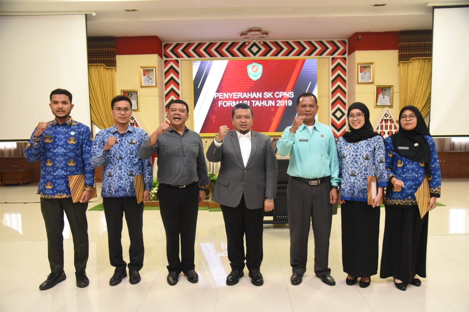 Berita Sore/Birong RT: Bupati Tapanuli Selatan, Dolly Pasaribu menyerahkan Surat Keputusan (SK) Pengangkatan Pegawai Negeri Sipil (PNS) formasi 2019 kepada 121 orang di Aula Sarasi, Lantai III, Kantor Bupati Tapsel, Sipirok, Senin (22/5).