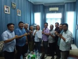 Erris J Napitupulu Serahkan Mandat Pengurus SMSI Labuhanbatu Raya