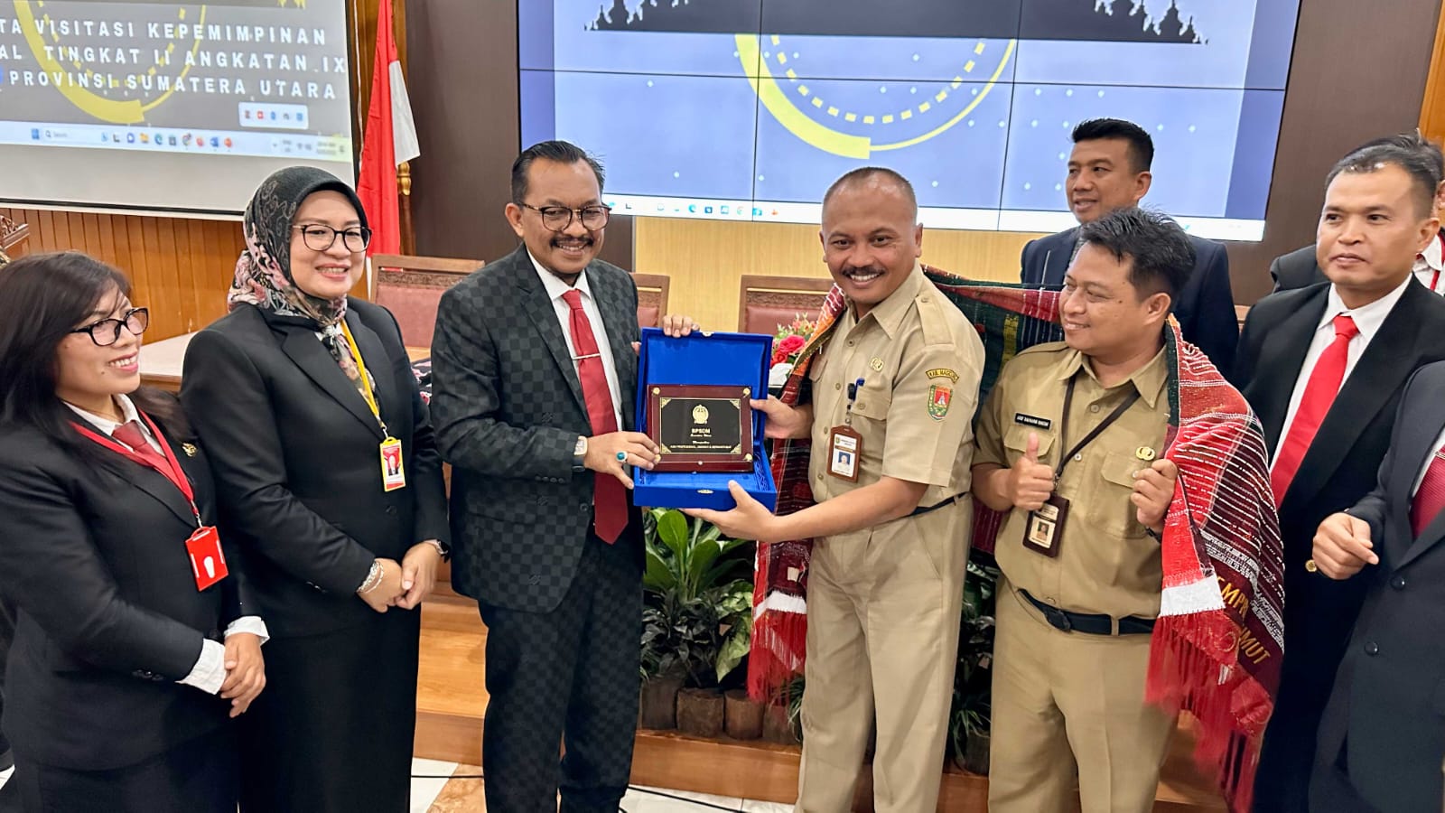  Badan Pengembangan Sumber Daya Manusia (BPSDM) Provinsi Sumatera Utara (Sumut) membawa peserta Pelatihan Kepemimpinan Nasional Tingkat II angkatan IX tahun 2023 melakukan visitasi (kunjungan) ke Kabupaten Magelang. Rombongan diterima langsung Sekretaris Daerah Kabupaten Magelang Adi Waryanto di Kantor Bupati Magelang, Jalan Soekarno Hatta Nomor 59 Kota Mugkid Magelang, Selasa (23/5).beritasore/alirsyah