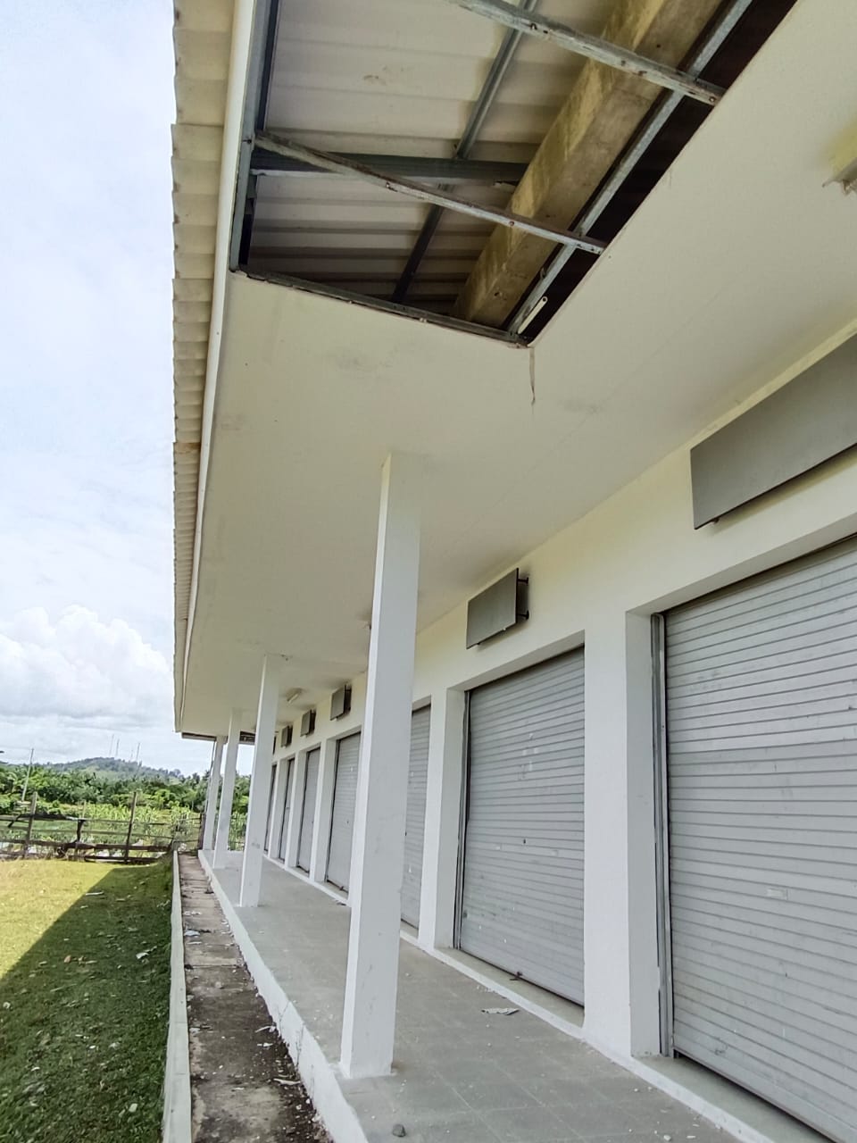 Teks foto Pasar modern di Desa Sasaran, Natal, sudah selesai 2019, tapi belum difungsikan. Kios tertutup, sebagian sudah rusak.