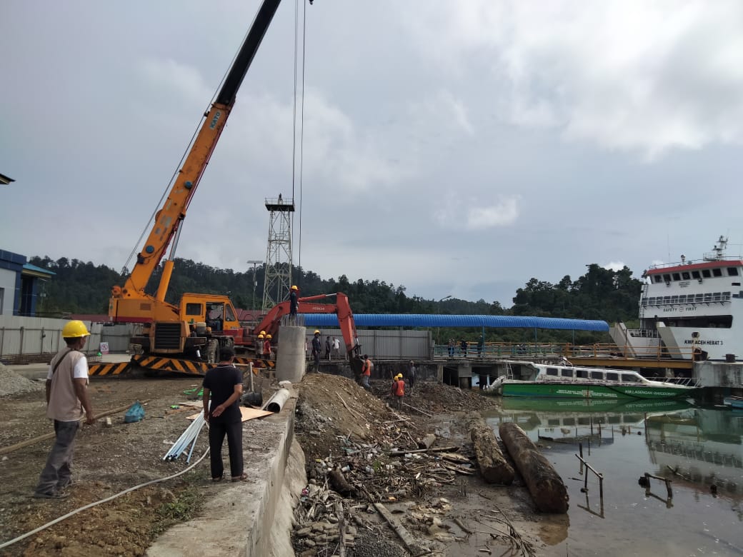 Tampak pekerja PT. Loeh Raya Perkasa sedang melaksanakan kegiatan tahap II Pelabuhan Penyeberangan Kolok Kota Batu Sinabang. Foto: Rahmad.