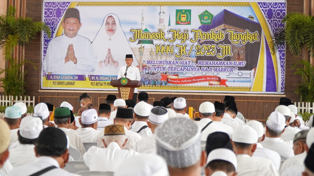 Teks Foto/Beritasore/ist Manasik sekaligus tepung tawar calon jamaah haji  Kabupaten Langkat 1444 H/2023 M, di Jentera Malay Rumah Dinas Bupati Langkat, Rabu (24/5).