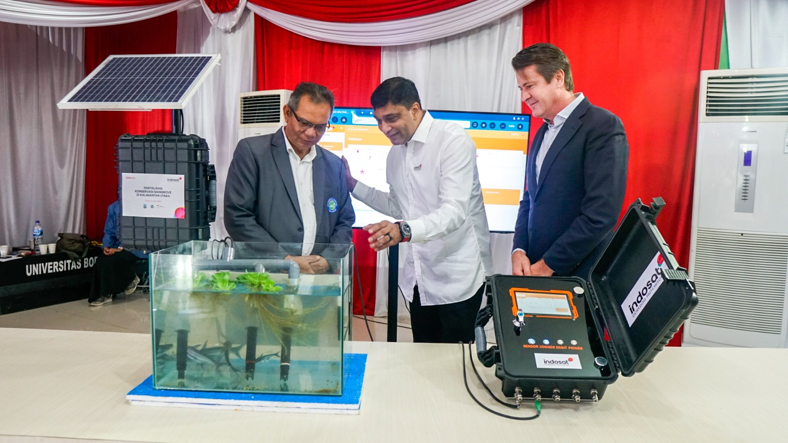 Berita Sore/ist President Director & CEO Indosat Vikram Sinha (tengah), Head of Asia Pasific Global System Mobile Communications Association (GSMA), Julian Gorman (kanan) dan Wakil Rektor Universitas Borneo Tarakan Muhammad Djaya Bakri (kiri) saat melakukan uji coba IoT monitoring kualitas air di Universitas Borneo Tarakan, Senin (22/5/2023).
