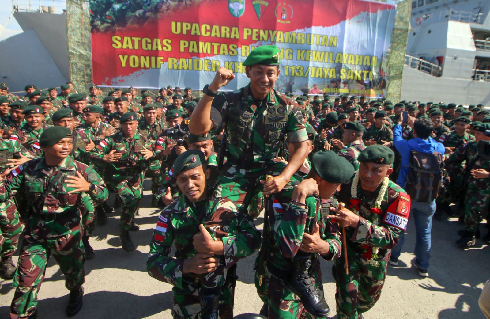 Teks Foto: Kepulangan sebanyak 399 prajurit TNI Yonif RK 113/Jaya Sakti, Rabu (24/5) pagi, turut disambut Pangdam IM Mayjen TNI Novi Helmy Prasetya, di Pelabuhan Krueng Geukueh, Kabupaten Aceh Utara.