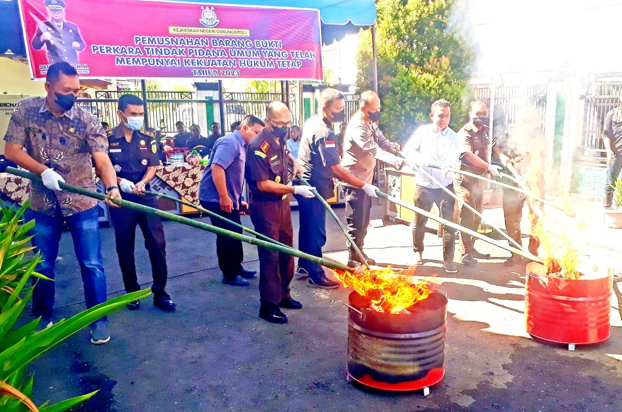 Keterangan foto: Kajari Gunungsitoli, Damha, SH, MH bersama Kapolres Nias, AKBP. Luthfi, S.Ik, perwakilan BNNK Gunungsitoli, Kadis Kesehatan Gunungsitoli, Wilser J. Napitupulu, M.PH dan disaksikan jajaran Kejari Gunungsitoli saat memusnahkan barang bukti sejumlah perkara yang telah mempunyai kekuatan hukum tetap, Kamis (25/5). Foto: Bothaniman Jaya Telaumbanua
