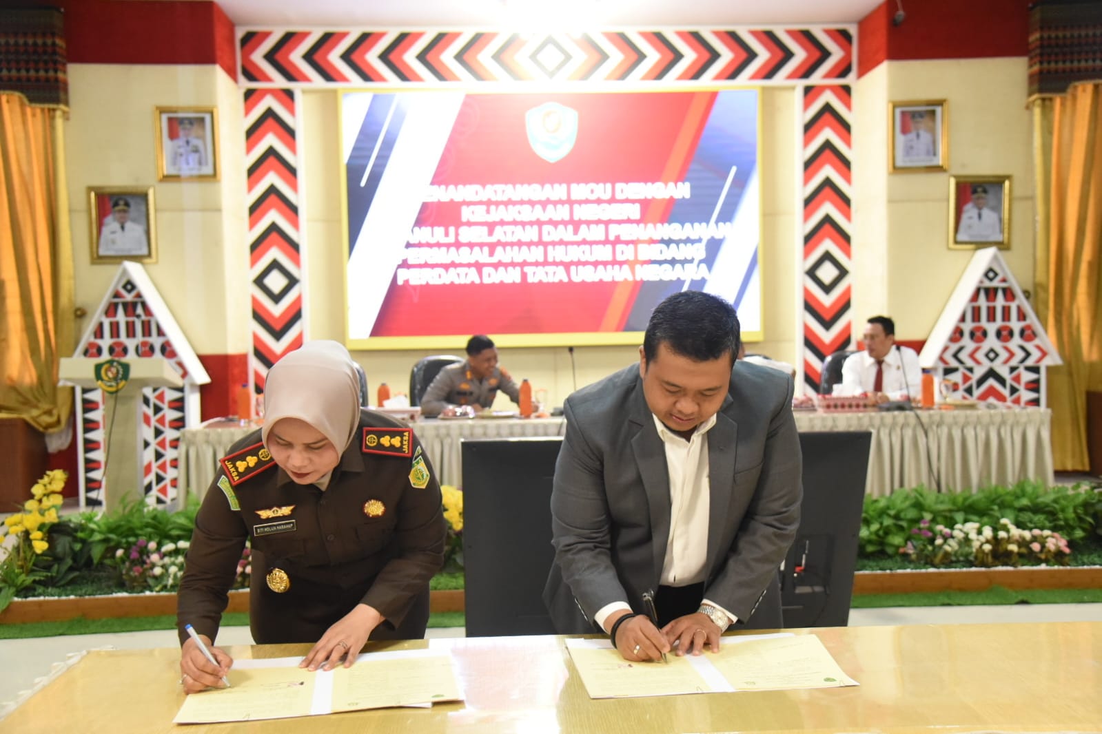 Berita Sore/Birong RT Teks poto: Bupati Tapsel, H Dolly Pasaribu dengan Kejari Tapsel saat menandatangani Mou di Aula Sarasi, Lantai III, Kantor Bupati Tapsel, Sipirok, Rabu (24/5).