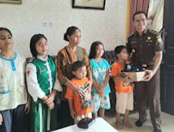 Kejari Nias Selatan Beri Bantuan Kepada Erlina Zebua dan Lima Anaknya